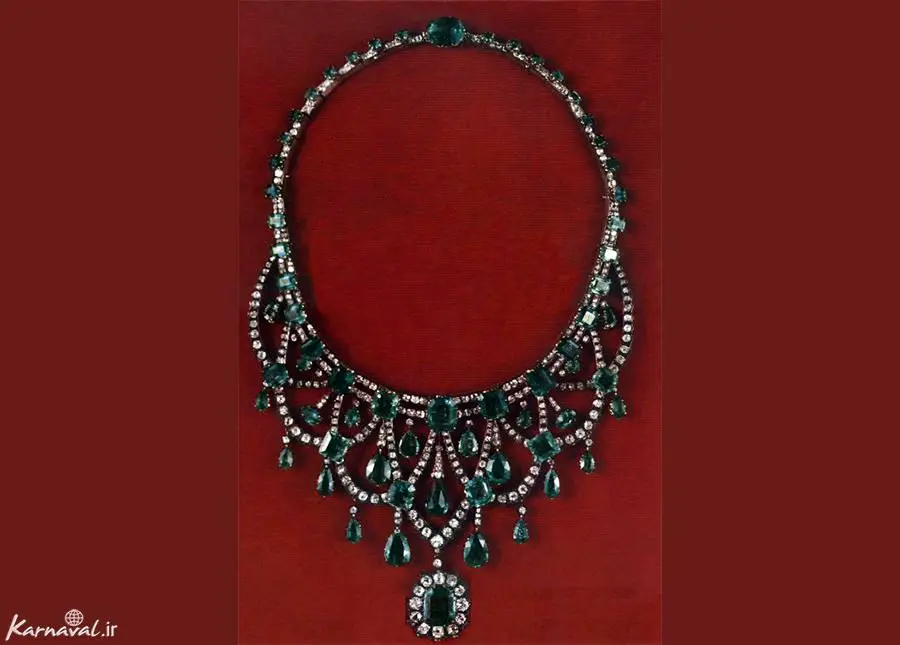 زیبایی خیره‌کننده‌ی گردنبند الماس و زمرد قمرالسلطنه، دختر فتحعلی شاه قاجار