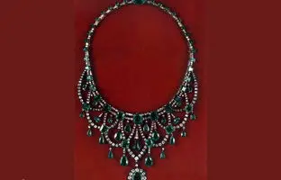 زیبایی خیره‌کننده‌ی گردنبند الماس و زمرد قمرالسلطنه، دختر فتحعلی شاه قاجار