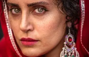 پاپاراتزی ایرانی؛ عکس هنری الناز شاکردوست در یک کافه
