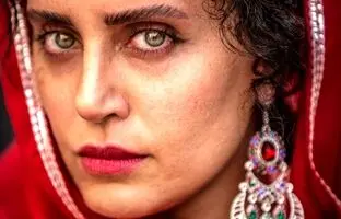 پاپاراتزی ایرانی؛ عکس هنری الناز شاکردوست در یک کافه
