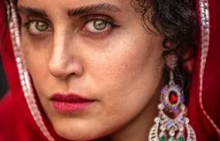 پاپاراتزی ایرانی؛ عکس هنری الناز شاکردوست در یک کافه
