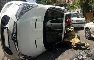 چپ کردن عجیب خودروی لوکس در اکباتان تهران؛ واکنش جالب مردم برای کمک به راننده