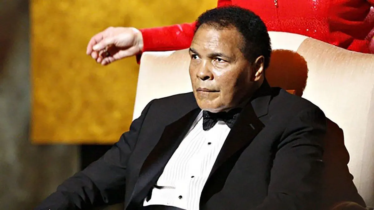 نماز خواندن محمدعلی کلی در لبنان + تصاویر