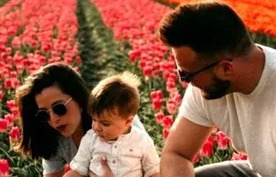 ترفند عکاسی با گوشی؛ عکس بهاری خانوادگی در باغ لاله به شیوه‌ی صمیمانه و خاطره‌انگیز