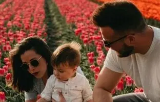 ترفند عکاسی با گوشی؛ عکس بهاری خانوادگی در باغ لاله به شیوه‌ی صمیمانه و خاطره‌انگیز