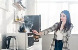 چرا مایکروویو جرقه می‌زند؟ علت‌ ها و راه‌حل‌ های ساده برای رفع مشکل!