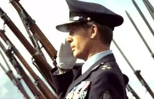 «نادر جهانبانی» بعد بازداشت توسط نیروهای انقلابی؛ سال 57