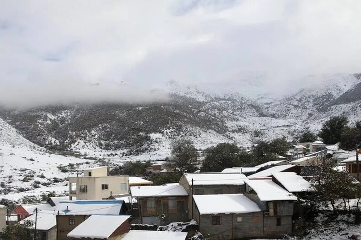 بارش برف در مناطق کوهستانی شهمیرزاد استان سمنان + تصاویر