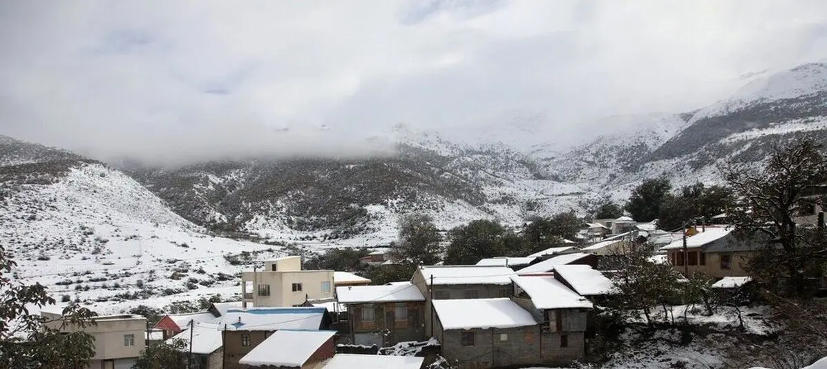 بارش برف در مناطق کوهستانی شهمیرزاد استان سمنان + تصاویر