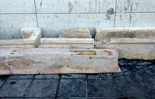 رهاشدن سنگ‎‌های قبر دوران صفویه در کنار روستای استرک در کاشان + ویدئو