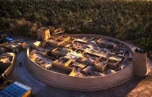 نمای هوایی از معماری دیدنی یک قلعه تاریخی 