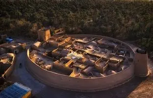 نمای هوایی از معماری دیدنی یک قلعه تاریخی 