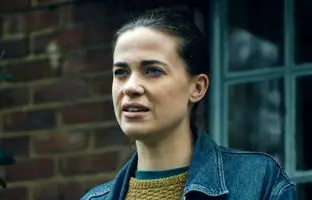 ایستادگی بازیگر زن در برابر دزد مسلح در کافی‌شاپ + ویدئو