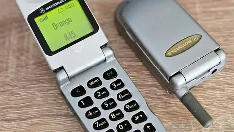 موتورولا V50: محبوب‌ترین گوشی سال ۲۰۰۰ + عکس