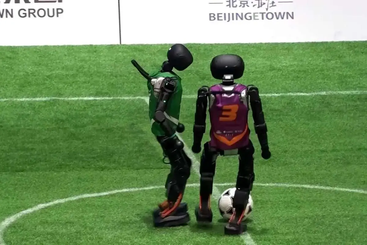 نخستین مسابقه فوتبال ربات‌های انسان‌نمای کاملاً خودران + ویدئو