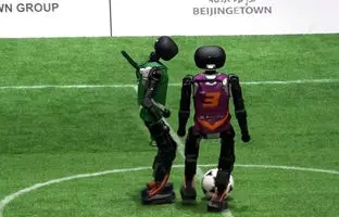 نخستین مسابقه فوتبال ربات‌های انسان‌نمای کاملاً خودران + ویدئو