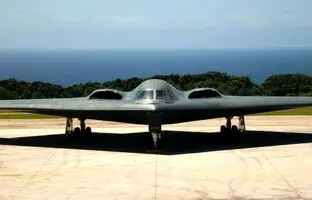 یک عکس قدیمی از خط تولید بمب‌افکن B-2 Spirit 