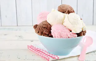 چند نکته مهم درباره تهیه بستنی در خانه | دلیل استفاده از نمک در بستنی خانگی چیست؟