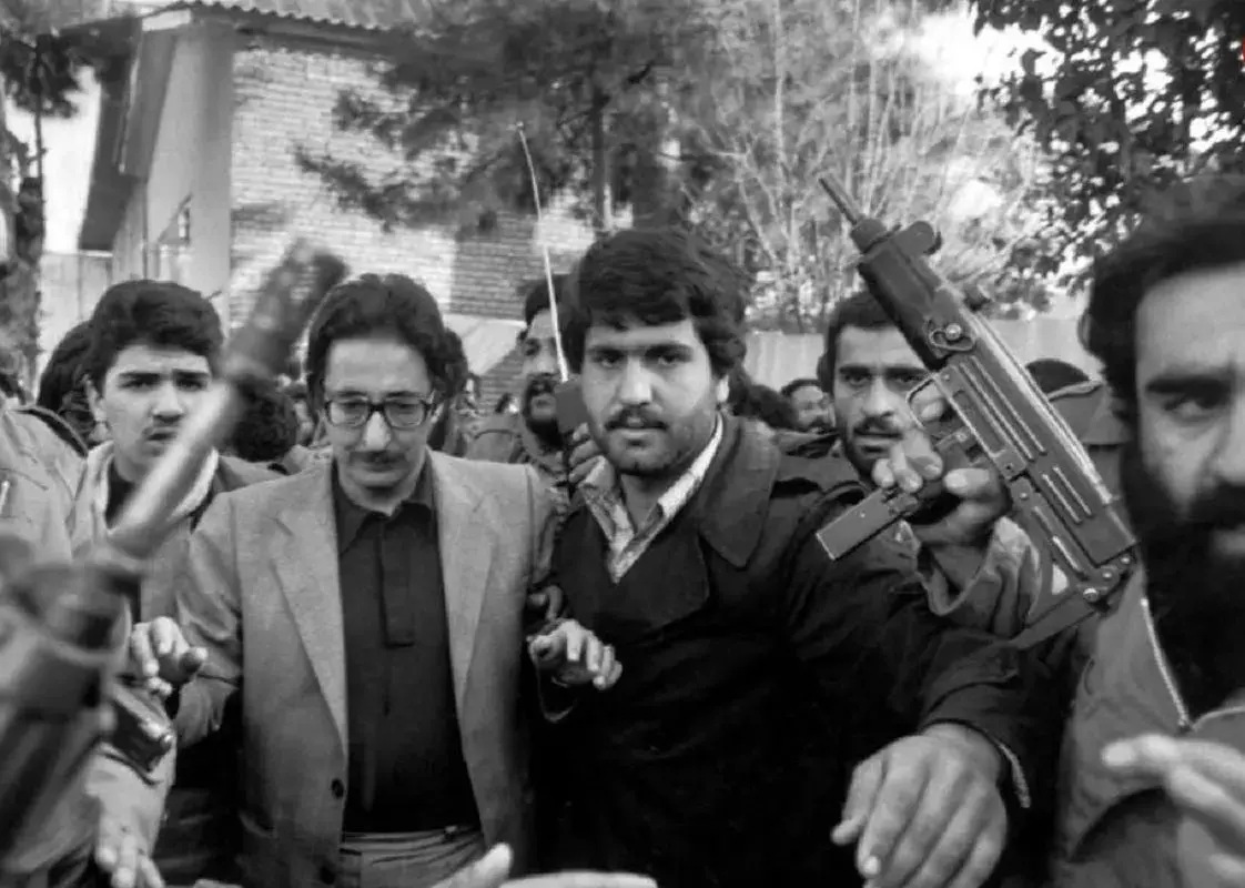 «بنی صدر» در خانه اش در تهران و در کنار قاب عکس پدرش؛ سال 58