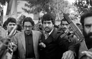 «بنی صدر» در خانه اش در تهران و در کنار قاب عکس پدرش؛ سال 58