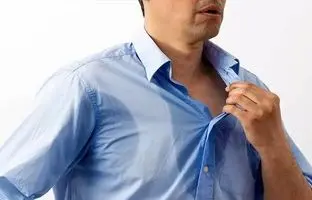 چگونه تعریق در تابستان را کاهش دهیم؟ راهکارهای تغذیه‌ای و کاربردی مؤثر