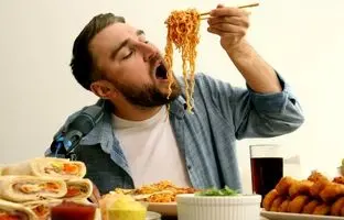 چرا هرچه غذا می‌خورید سیر نمی‌شوید؟
