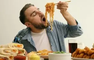 چرا هرچه غذا می‌خورید سیر نمی‌شوید؟
