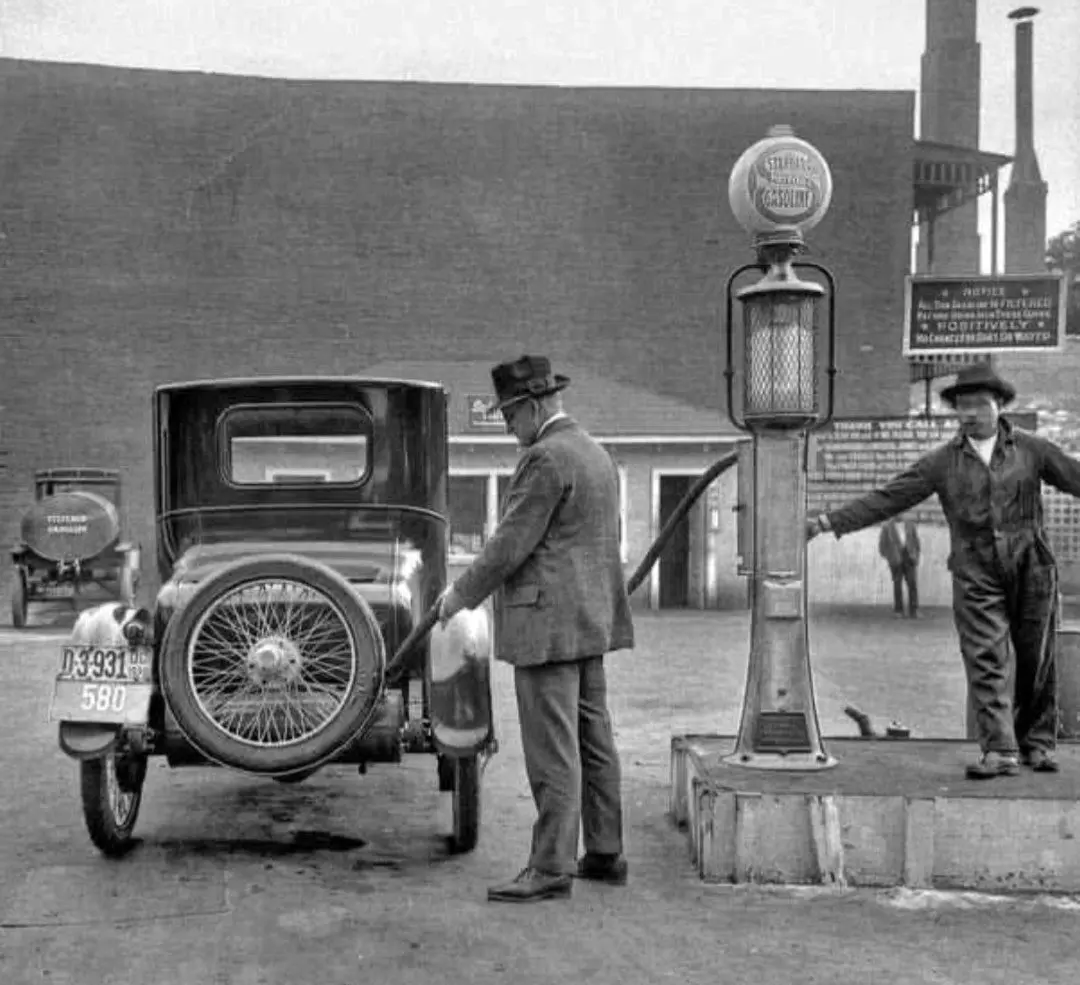 یک پمپ گاز در واشنگتن، سال ۱۹۲۰‌‌