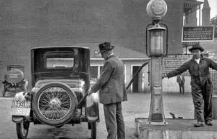 یک پمپ گاز در واشنگتن، سال ۱۹۲۰‌‌