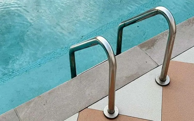 آیا استخر و شنا در زمان پریود مشکل‌زا است؟