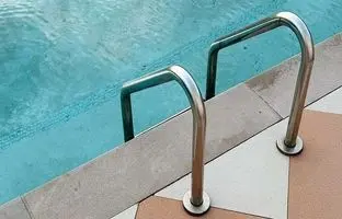 آیا استخر و شنا در زمان پریود مشکل‌زا است؟