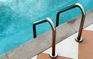 آیا استخر و شنا در زمان پریود مشکل‌زا است؟