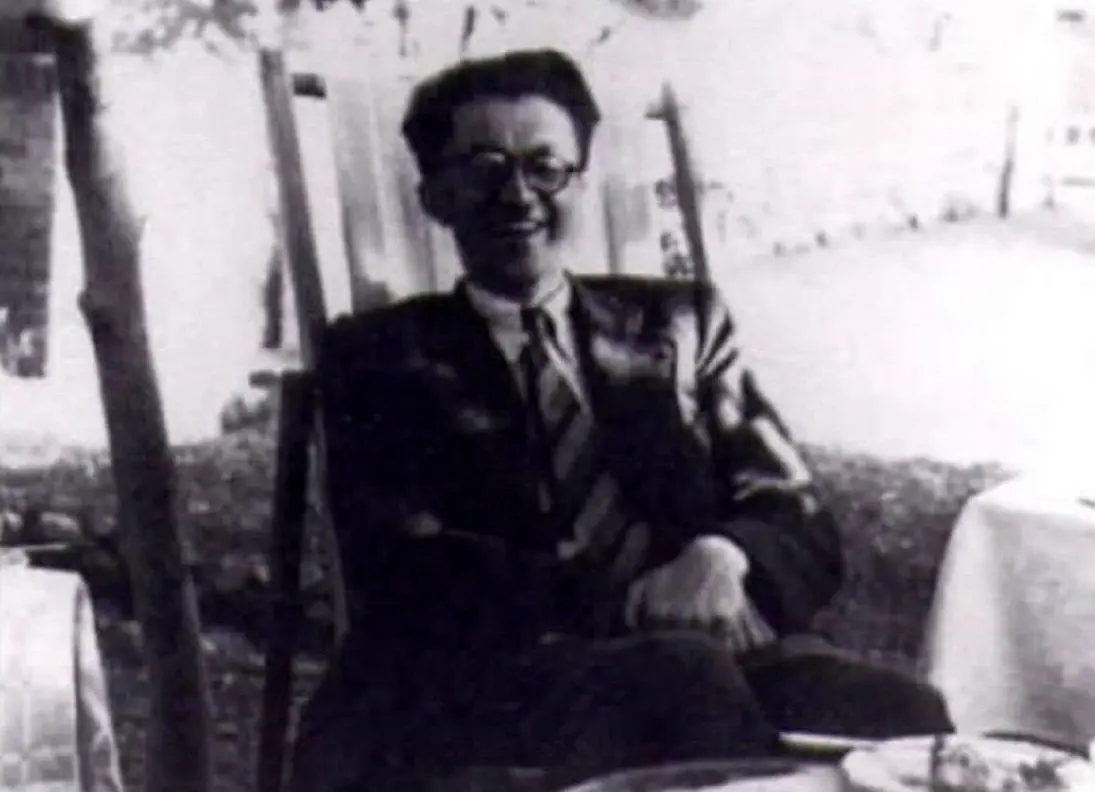 صادق هدایت در فرودگاه ‎مهرآباد تهران؛ آذرماه سال 1329 + عکس