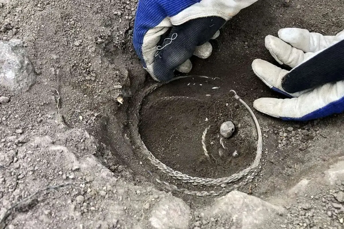  کشف گنج دستبندها و سکه‌ها از زیر یک خانه هزارساله 