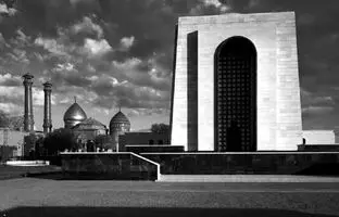 «گارد جاویدان مقابل مقبره رضاخان»؛ سال ۴۱ + تصویر