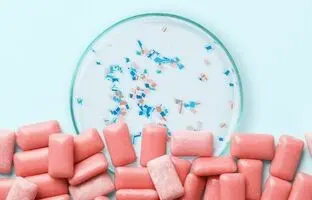 یک کشف عجیب درباره خطرات جویدن آدامس 