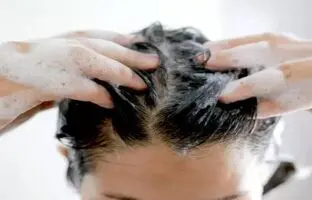 
شامپو کردن مو‌ها یکبار در هفته یا هر روز؛ کدام بهتر است؟
