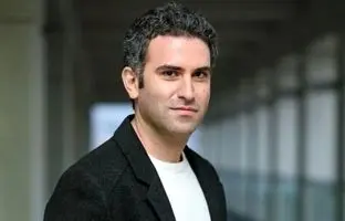 پاپاراتزی ایرانی؛ روی دیگری از هوتن شکیبا که تا حالا ندیدید/ گریم جدید هوتن شکیبا در سریال «سووشون»