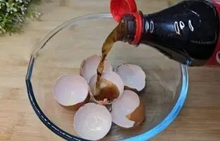 (ویدئو) چگونه با نوشابه و پوست تخم مرغ چربی ها و کثیفی ها را پاک کنیم؟