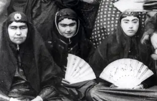 تصاویری از رقص ملیجک بین زن‌ها تا سِلفی شاه با کلاه فرنگی + عکس