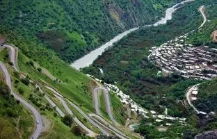 زیباترین جاهای دیدنی جاده هراز؛ از جنگل مه‌آلود الیمستان تا دشت شقایق‌های لار