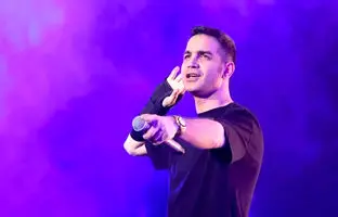  محسن یگانه: به خاطر دفاع از مرزهای کشور خیلی‌ها مثل من دست پدرشان را نگرفتند + ویدئو