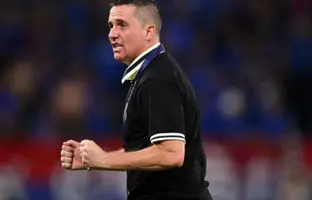 هدیه ستاره الهلال به مرد محبوب پرسپولیسی‌ها
