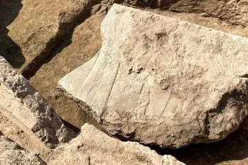 سنگ‌نگاره ۱۲ تنی «شاه آشور» از زیر خاک بیرون آمد