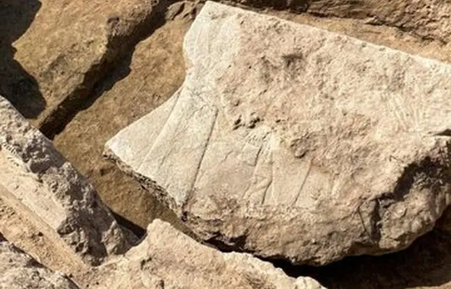 سنگ‌نگاره ۱۲ تنی «شاه آشور» از زیر خاک بیرون آمد