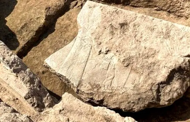 سنگ‌نگاره ۱۲ تنی «شاه آشور» از زیر خاک بیرون آمد