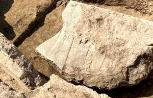 سنگ‌نگاره ۱۲ تنی «شاه آشور» از زیر خاک بیرون آمد