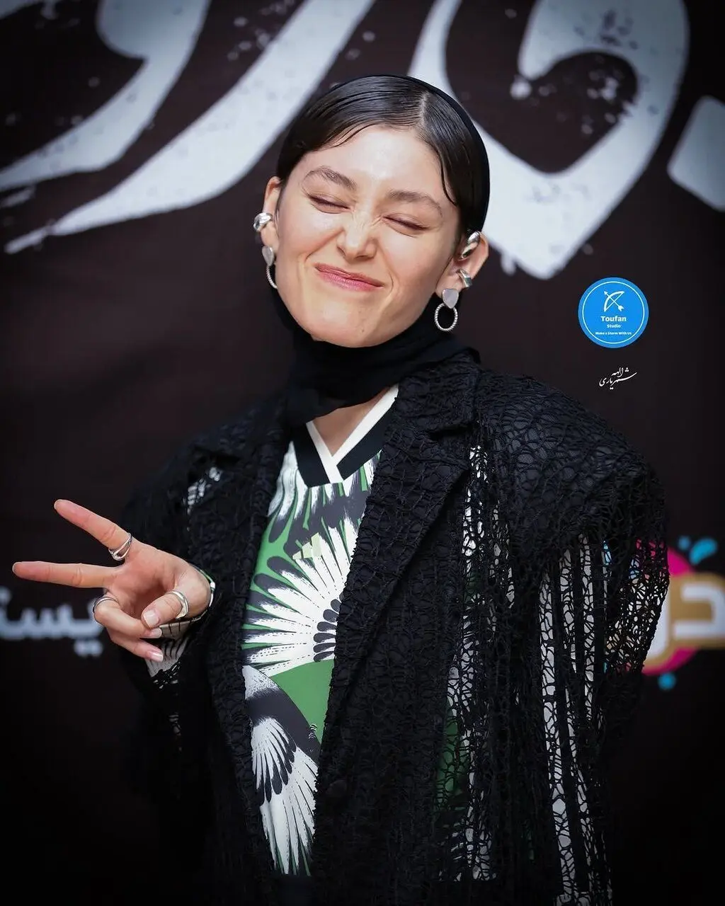 پاپاراتزی ایرانی؛ ژست پرحاشیه و پربازدید فرشته حسینی در اکران بی سر و صدا + ویدئو