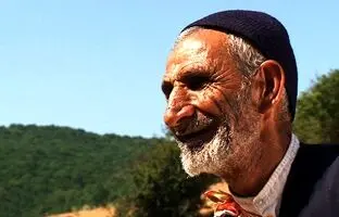  ترفند بامزه پیرمرد روستایی برای به دست آوردن عشقش! + ویدئو