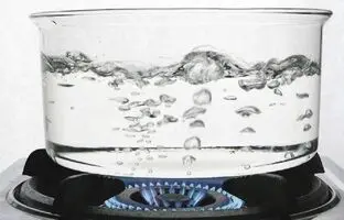 جوشاندن آب، میکروب‌های آن را از بین می‌برد؟
